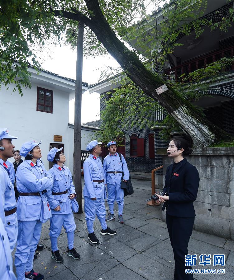 （新華全媒頭條·壯麗70年·奮斗新時(shí)代——記者再走長征路·圖文互動(dòng)）（4）偉大轉(zhuǎn)折是怎樣發(fā)生的——重回遵義會(huì)議現(xiàn)場(chǎng)