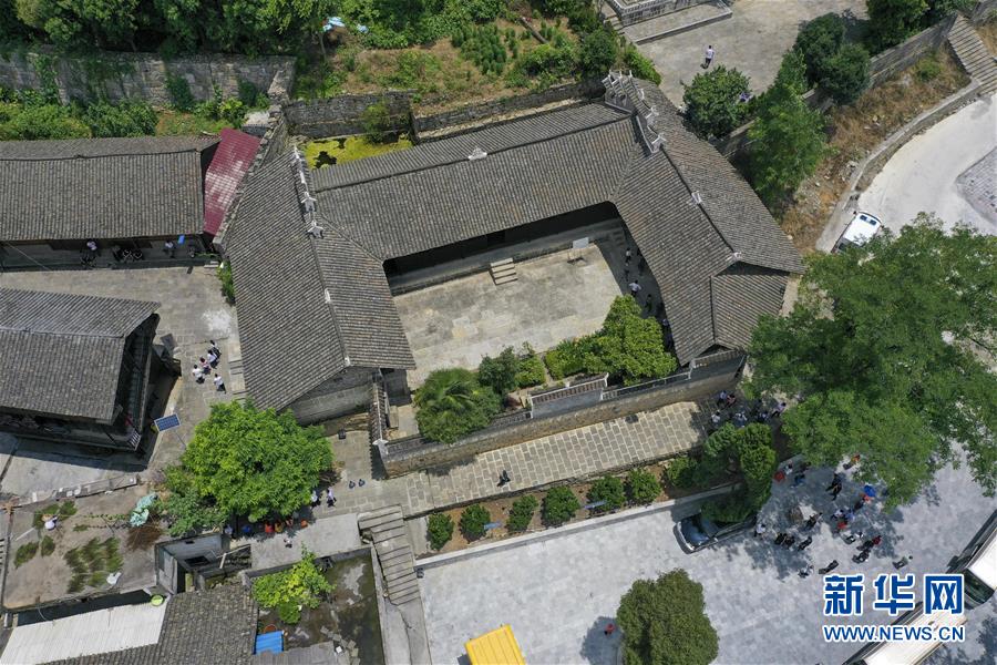 （壯麗70年·奮斗新時(shí)代——記者再走長(zhǎng)征路·圖文互動(dòng)）（2）手捧棉被憶紅軍：走了那么多年，我們都念他們的好