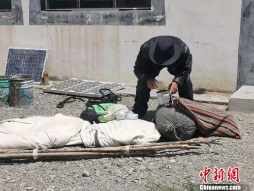 圖為黨確桑布展示以前巡邊時要帶的東西。 謝藝觀 攝