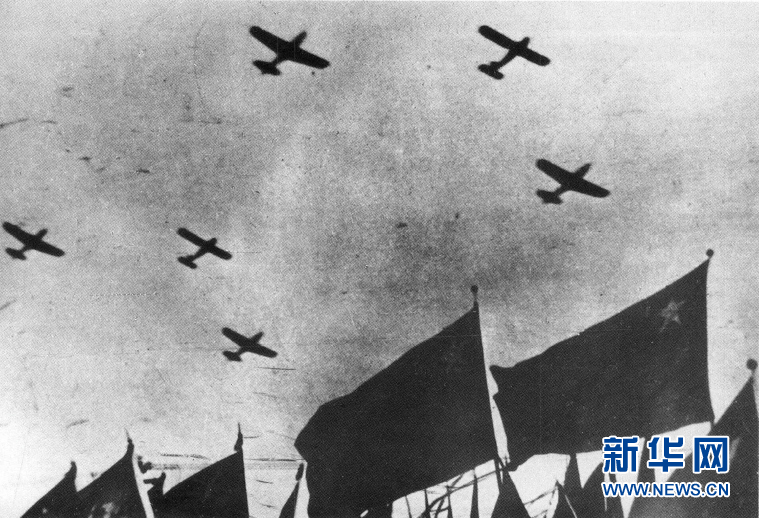 （新華全媒頭條·人民空軍70年·圖文互動(dòng)）（1）陽光照耀奮飛的航程——黨中央、中央軍委和習(xí)主席關(guān)心人民空軍建設(shè)發(fā)展紀(jì)實(shí)