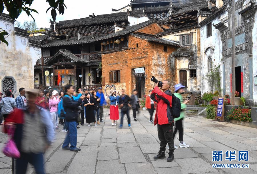 （圖文互動）（11）鄉(xiāng)村攝影師、鄉(xiāng)村“模特”、民宿店主——鄉(xiāng)村旅游推動婺源農(nóng)民生活方式發(fā)生新變化