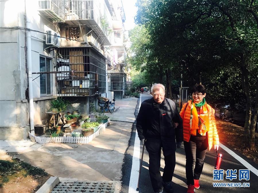 （新華全媒頭條·圖文互動(dòng)）（8）滄海橫流 信仰彌堅(jiān)——記共產(chǎn)黨員、湘潭大學(xué)九旬教授滄南