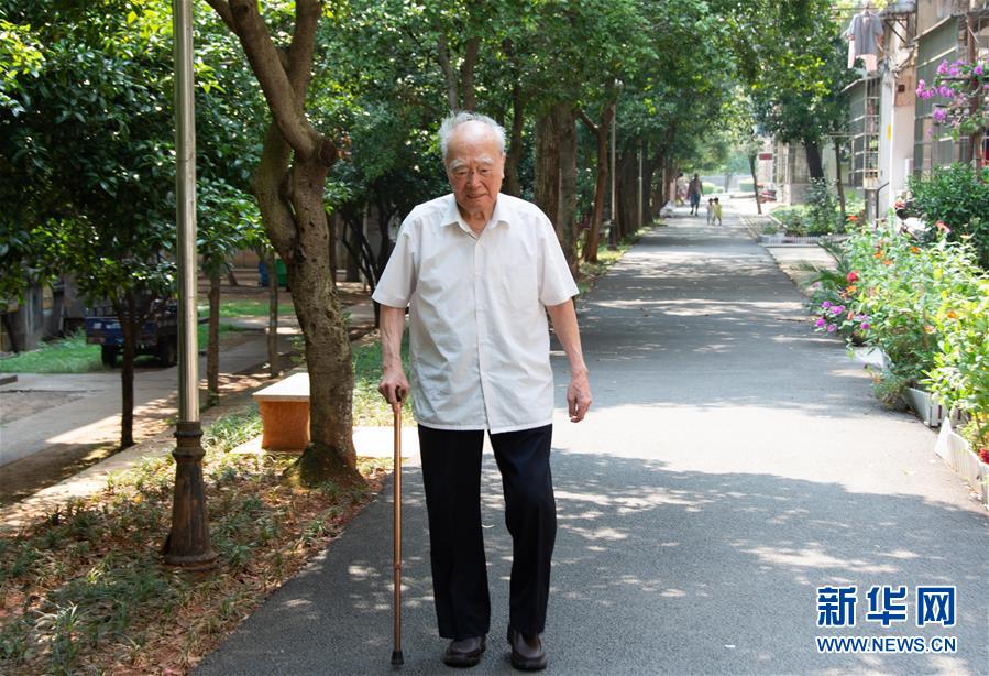 （新華全媒頭條·圖文互動(dòng)）（9）滄海橫流 信仰彌堅(jiān)——記共產(chǎn)黨員、湘潭大學(xué)九旬教授滄南