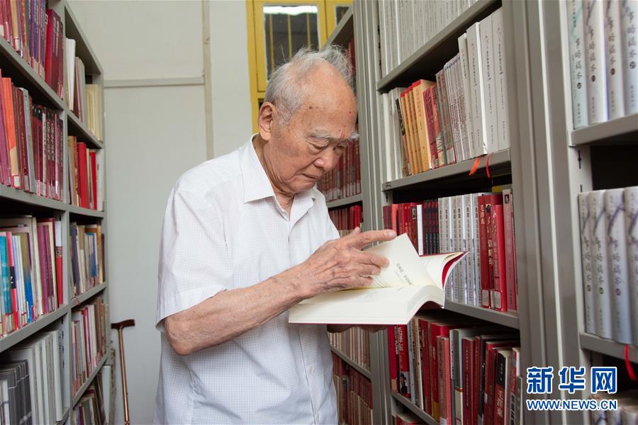 （新華全媒頭條·圖文互動(dòng)）（6）滄海橫流 信仰彌堅(jiān)——記共產(chǎn)黨員、湘潭大學(xué)九旬教授滄南