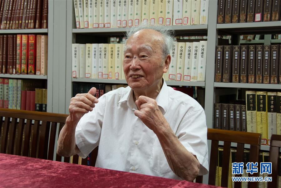 （新華全媒頭條·圖文互動(dòng)）（5）滄海橫流 信仰彌堅(jiān)——記共產(chǎn)黨員、湘潭大學(xué)九旬教授滄南