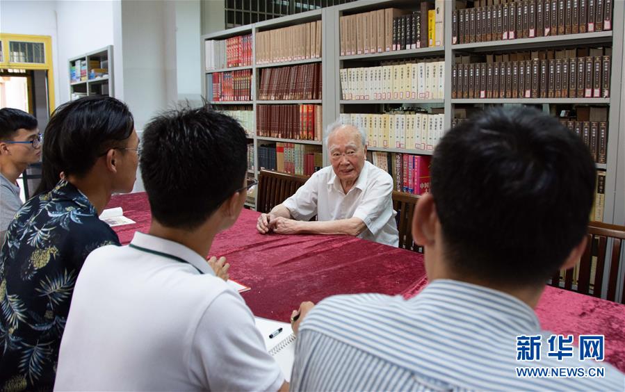 （新華全媒頭條·圖文互動(dòng)）（4）滄海橫流 信仰彌堅(jiān)——記共產(chǎn)黨員、湘潭大學(xué)九旬教授滄南