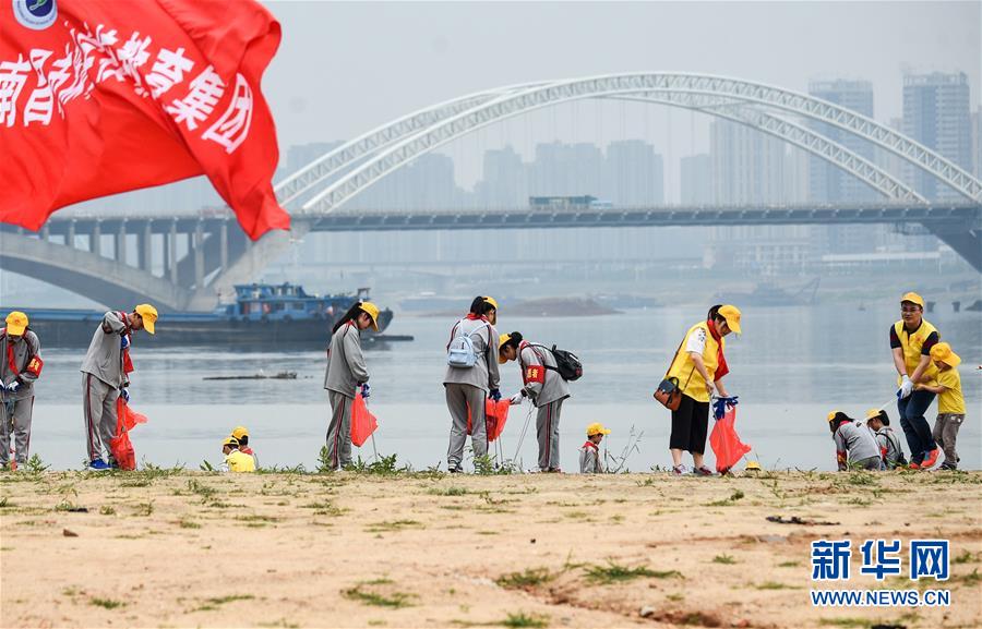 （在習(xí)近平新時代中國特色社會主義思想指引下——新時代新作為新篇章·總書記關(guān)切高質(zhì)量發(fā)展·圖文互動）（1）在藍天白云下——污染防治攻堅戰(zhàn)持續(xù)推進