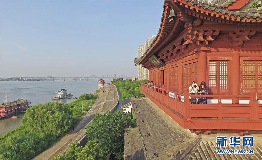 （在習(xí)近平新時代中國特色社會主義思想指引下——新時代新作為新篇章·總書記關(guān)切高質(zhì)量發(fā)展·圖文互動）（2）在藍天白云下——污染防治攻堅戰(zhàn)持續(xù)推進