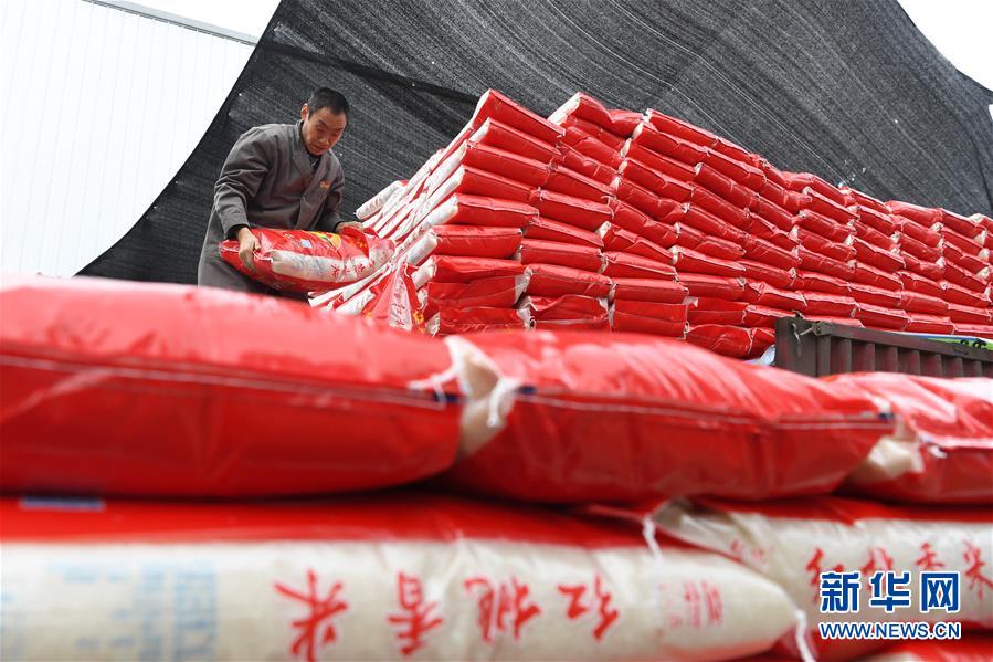 （在習(xí)近平新時(shí)代中國(guó)特色社會(huì)主義思想指引下——新時(shí)代新作為新篇章·總書(shū)記關(guān)切高質(zhì)量發(fā)展·圖文互動(dòng)）（4）穩(wěn)住“一頭豬”、供好“一袋米”、配好“一籃菜