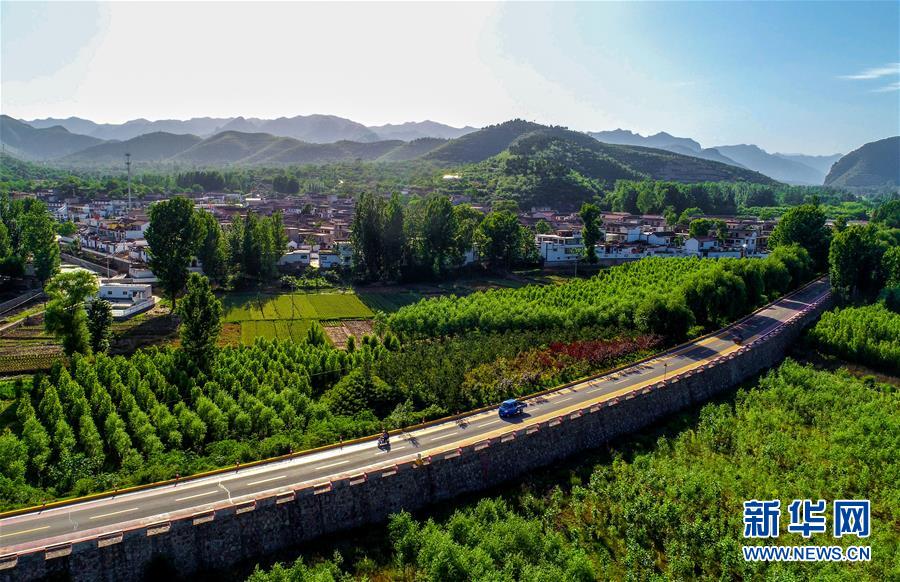 （新華全媒頭條·圖文互動(dòng)）（6）上下同心再出發(fā)——習(xí)近平總書記同出席2019年全國(guó)兩會(huì)人大代表、政協(xié)委員共商國(guó)是紀(jì)實(shí)