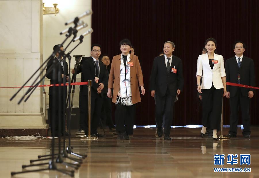 （兩會(huì)·面對(duì)面·XHDW）（4）全國(guó)人大代表接受采訪(fǎng)