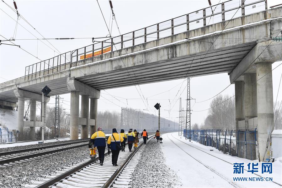 （新春走基層）（12）嚴寒下的“鐵路醫(yī)生”：風雪中守護回家路