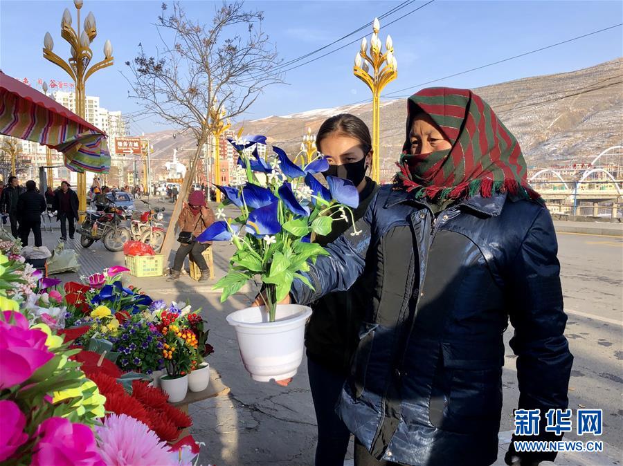 （新春走基層·圖文互動(dòng)）（2）“只要備好年貨，新的一年就可以風(fēng)調(diào)雨順”——臘月藏區(qū)年貨市場(chǎng)見(jiàn)聞