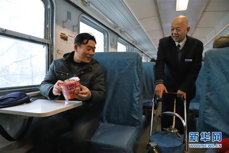 （新春走基層·圖文互動(dòng)）（1）小康路上，與“小慢車”同行——長(zhǎng)白山區(qū)綠皮火車二三事