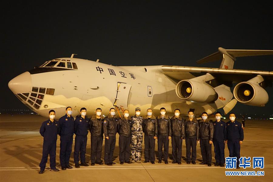 （新型肺炎疫情防控·圖文互動(dòng)）（2）除夕夜，他們這樣出征——空軍軍醫(yī)大學(xué)醫(yī)療隊(duì)出征武漢疫區(qū)見聞