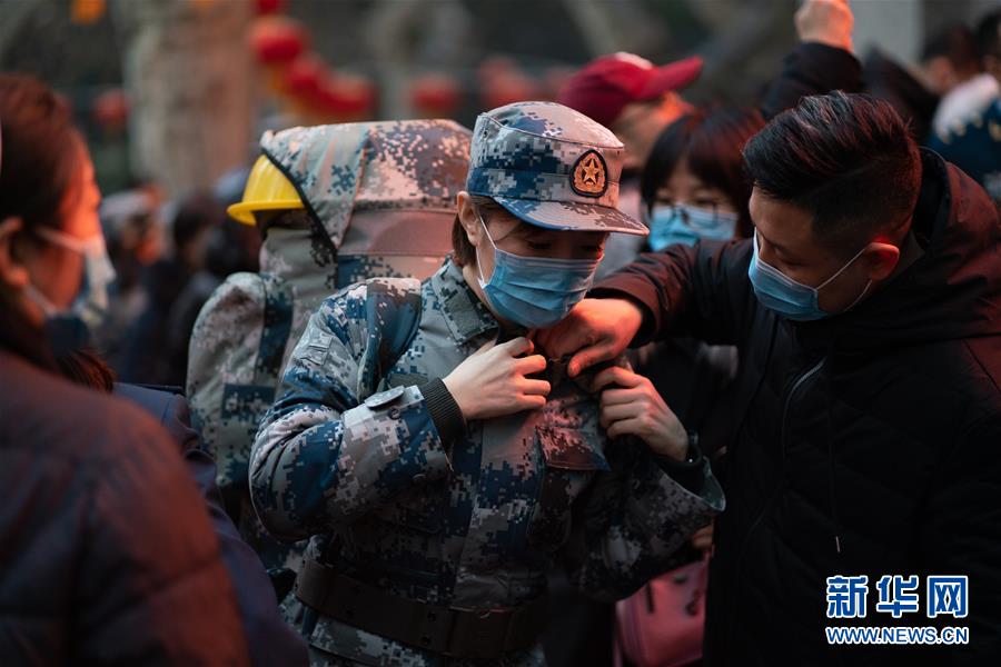（新型肺炎疫情防控·圖文互動(dòng)）（1）除夕夜，他們這樣出征——空軍軍醫(yī)大學(xué)醫(yī)療隊(duì)出征武漢疫區(qū)見聞