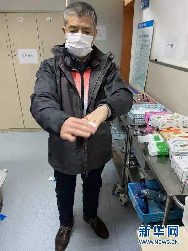 （新華全媒頭條·圖文互動）（3）戰(zhàn)紅區(qū)！——發(fā)生在武漢抗疫隔離病房內(nèi)的故事