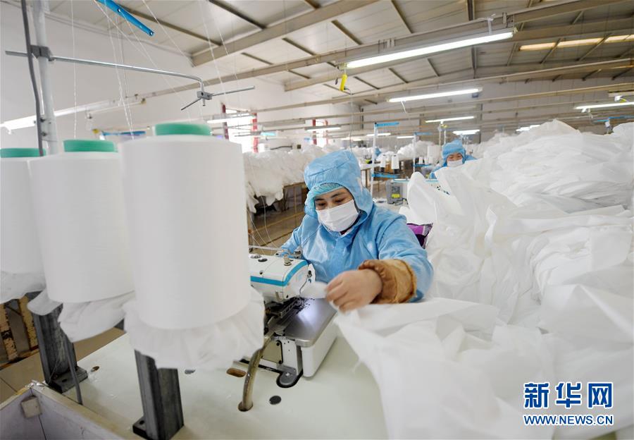 （聚焦疫情防控·圖文互動）（6）我們能多產(chǎn)一件，前方就少一份風(fēng)險——醫(yī)用防護(hù)服“河北制造”緊急“起飛”記