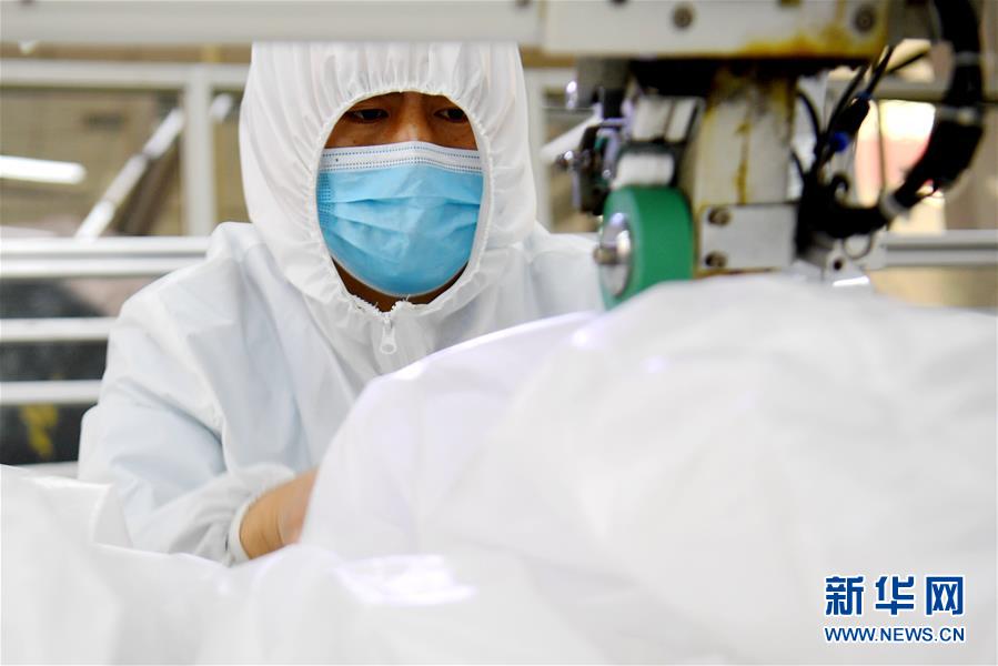 （聚焦疫情防控·圖文互動）（7）我們能多產(chǎn)一件，前方就少一份風(fēng)險——醫(yī)用防護(hù)服“河北制造”緊急“起飛”記