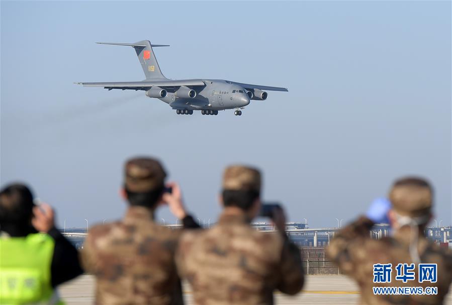 （聚焦疫情防控·圖文互動）（2）空軍第四次向武漢大規(guī)?？者\醫(yī)療隊員和物資