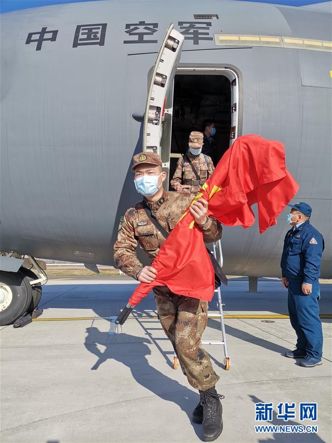 （聚焦疫情防控·圖文互動）（5）空軍第四次向武漢大規(guī)?？者\醫(yī)療隊員和物資