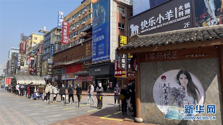 （圖文互動）（4）吃粉擼串，商圈“打卡”，動車出廠——湖南“標簽”復(fù)蘇記