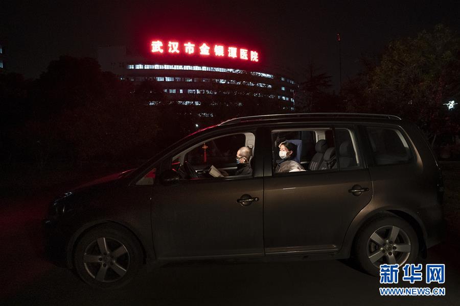 （一線抗疫群英譜·圖文互動）（1）特寫：為節(jié)省10分鐘，這對醫(yī)護(hù)夫妻“以車為家”