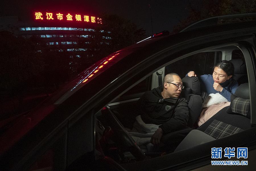 （一線抗疫群英譜·圖文互動）（3）特寫：為節(jié)省10分鐘，這對醫(yī)護(hù)夫妻“以車為家”