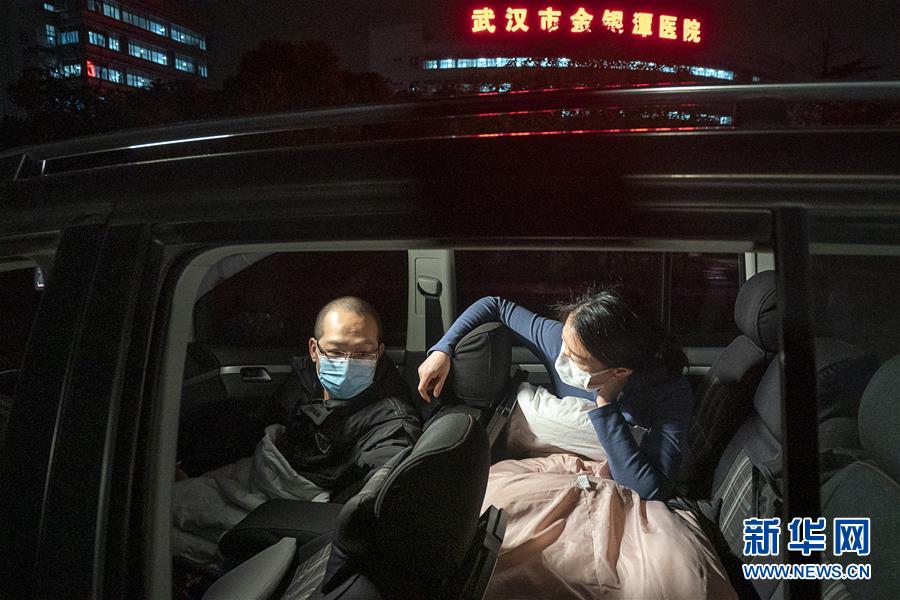（一線抗疫群英譜·圖文互動）（4）特寫：為節(jié)省10分鐘，這對醫(yī)護(hù)夫妻“以車為家”