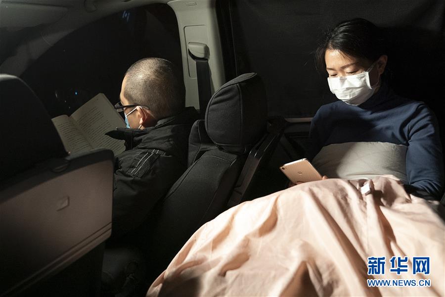 （一線抗疫群英譜·圖文互動）（5）特寫：為節(jié)省10分鐘，這對醫(yī)護(hù)夫妻“以車為家”