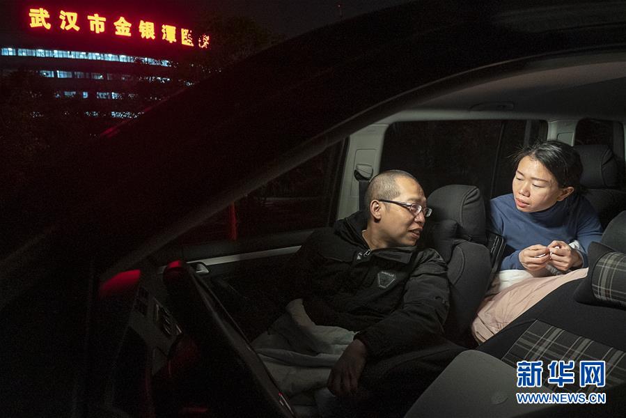 （一線抗疫群英譜·圖文互動）（6）特寫：為節(jié)省10分鐘，這對醫(yī)護(hù)夫妻“以車為家”