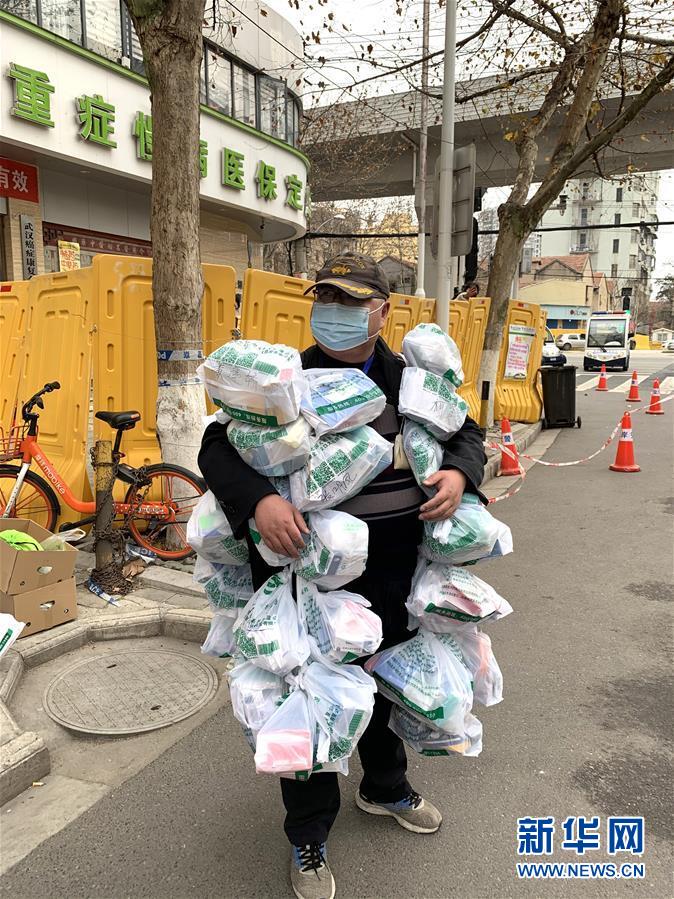 （新華全媒頭條·圖文互動）（1）守望相助，堅忍不拔——致敬武漢戰(zhàn)“疫”中千千萬萬個平凡英雄