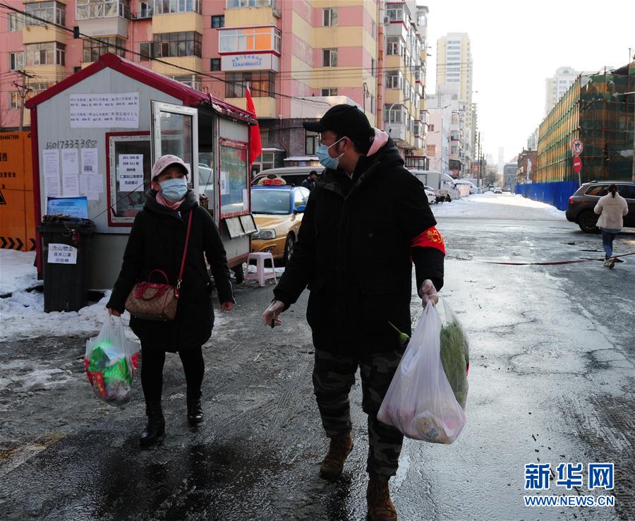 （聚焦疫情防控·圖文互動）（1）不知你是誰，知你為了誰——社區(qū)戰(zhàn)“疫”志愿者群像