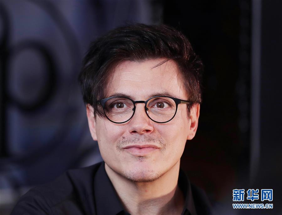 （國際·圖文互動）（6）通訊：手牽手，我們共同驅散陰霾——法國音樂人創(chuàng)作抗疫歌曲背后的故事