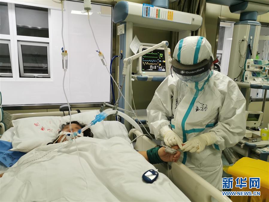 （一線抗疫群英譜·圖文互動(dòng)）（2）生命之光，溫暖“無(wú)面之交”——記抗疫一線重癥監(jiān)護(hù)室90后護(hù)士金鈺 
