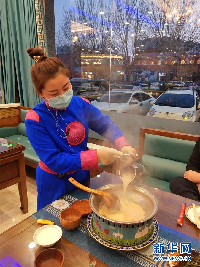 （圖文互動）（2）特寫：限人數(shù)、分餐吃、用公筷——偏遠(yuǎn)小城“吃飯”見聞