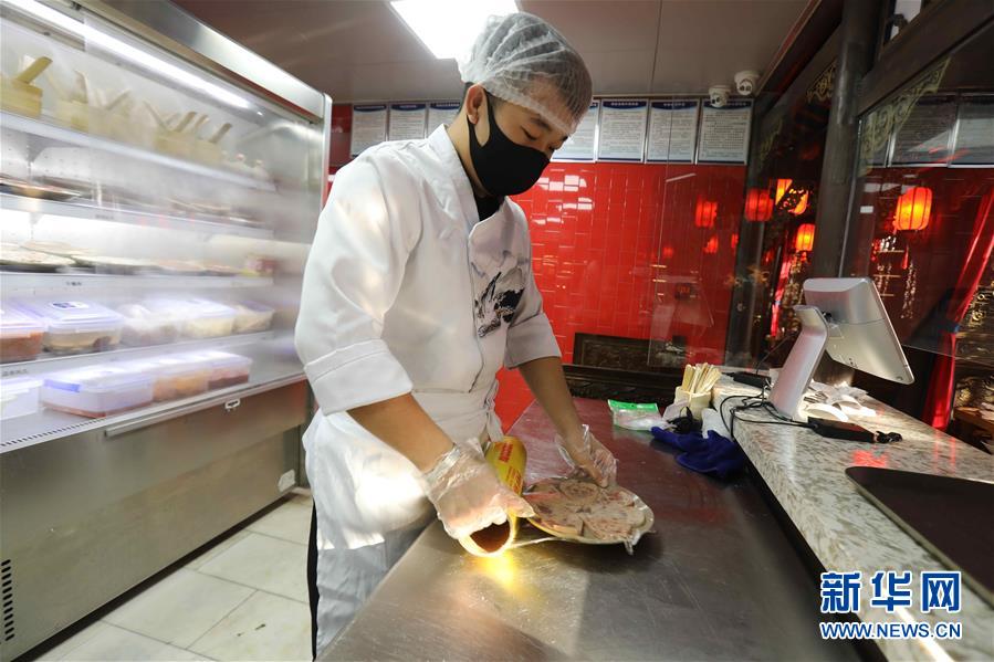 （圖文互動）（4）特寫：限人數(shù)、分餐吃、用公筷——偏遠(yuǎn)小城“吃飯”見聞