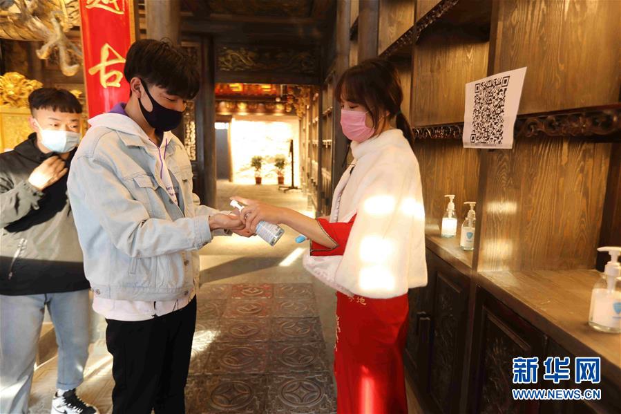 （圖文互動）（5）特寫：限人數(shù)、分餐吃、用公筷——偏遠(yuǎn)小城“吃飯”見聞