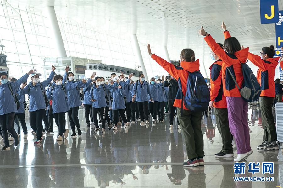 （新華全媒頭條·圖文互動(dòng)）（2）最美逆行者，武漢永遠(yuǎn)記得你！——首批援鄂醫(yī)療隊(duì)返程紀(jì)實(shí)
