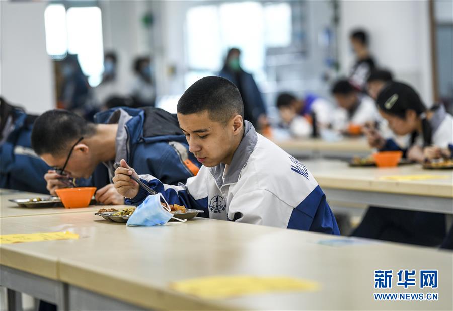 （圖文互動(dòng)）（6）“早”安同學(xué)，“早”安老師！——新疆初高中畢業(yè)班復(fù)課一周回訪見聞