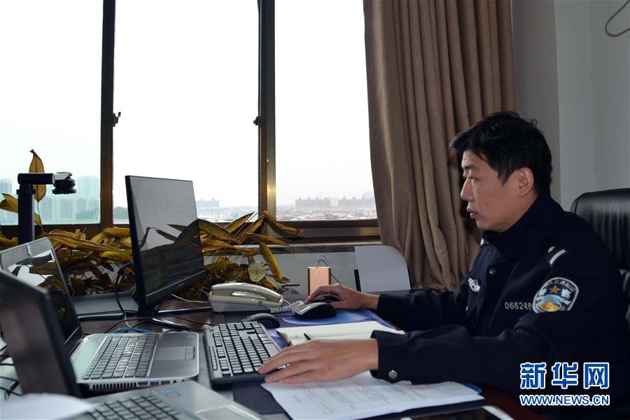 （習(xí)近平致敬的戰(zhàn)“疫”英雄·公安干警篇·圖文互動(dòng)）（8）他們，抗疫一線鑄警魂