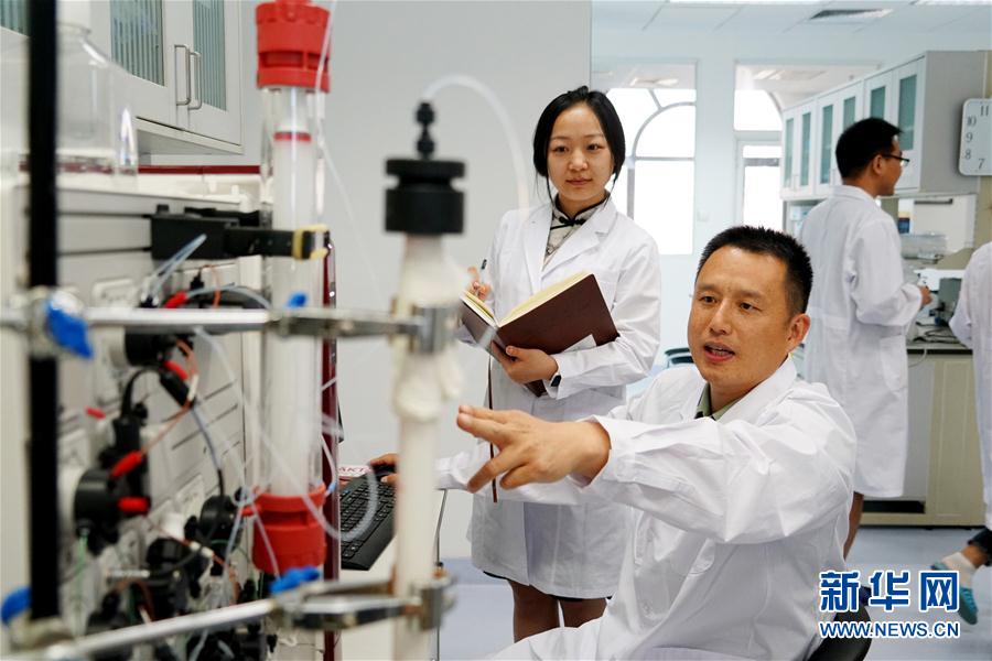 （習(xí)近平致敬的戰(zhàn)“疫”英雄·科技工作者篇·圖文互動）（2）他們，爭分奪秒與病魔較量