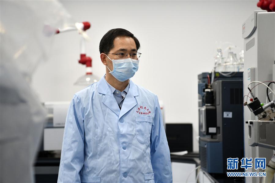 （習(xí)近平致敬的戰(zhàn)“疫”英雄·科技工作者篇·圖文互動）（6）他們，爭分奪秒與病魔較量