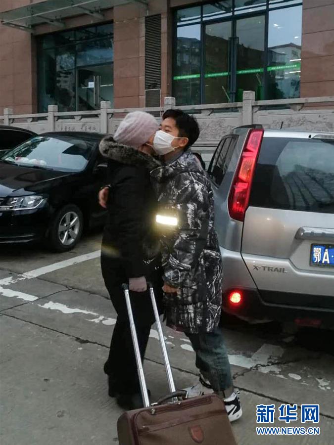 （一線抗疫群英譜·圖文互動）（3）大學(xué)生志愿者譚藝西：在武漢，我和媽媽共戰(zhàn)“疫”