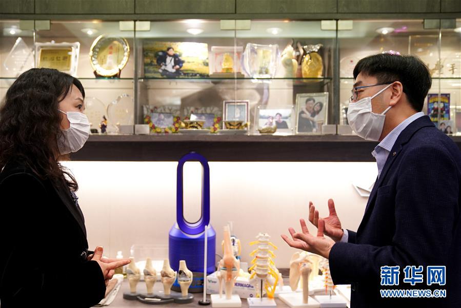 （香港故事·圖文互動）（2）從“非典”到新冠，一位香港醫(yī)生親歷的兩次抗疫