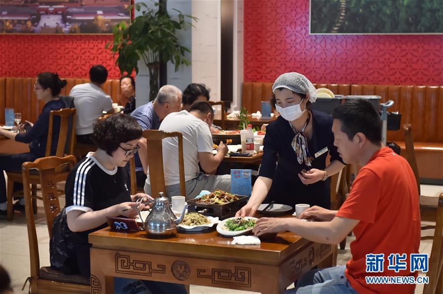 （圖文互動）（3）北京節(jié)日市場復(fù)工忙、人氣旺