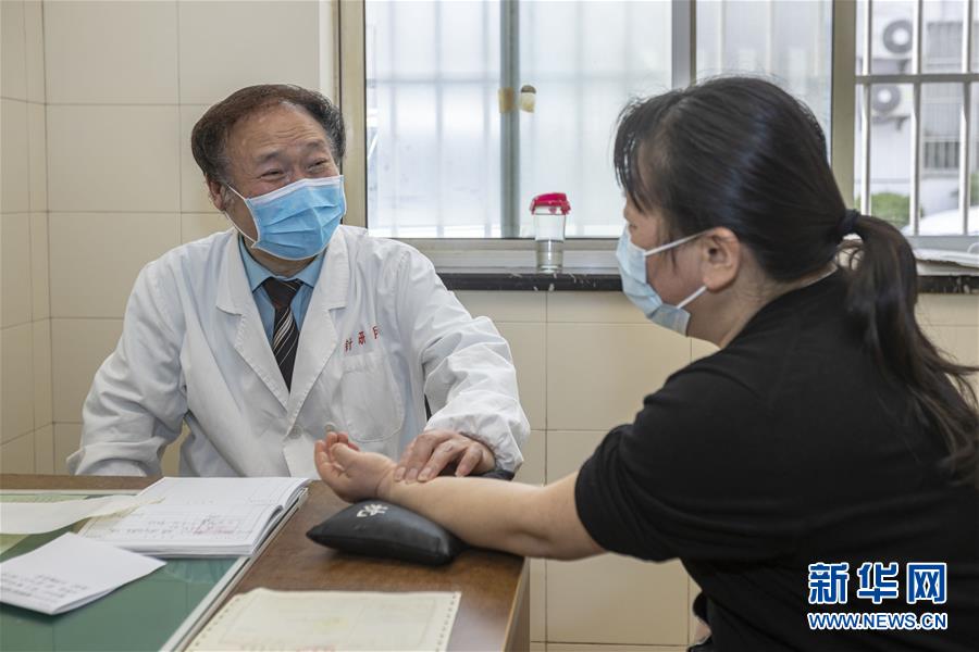 （代表委員履職·圖文互動）（4）“履職與行醫(yī)，都要精益求精”——全國政協(xié)委員吳煥淦履職記