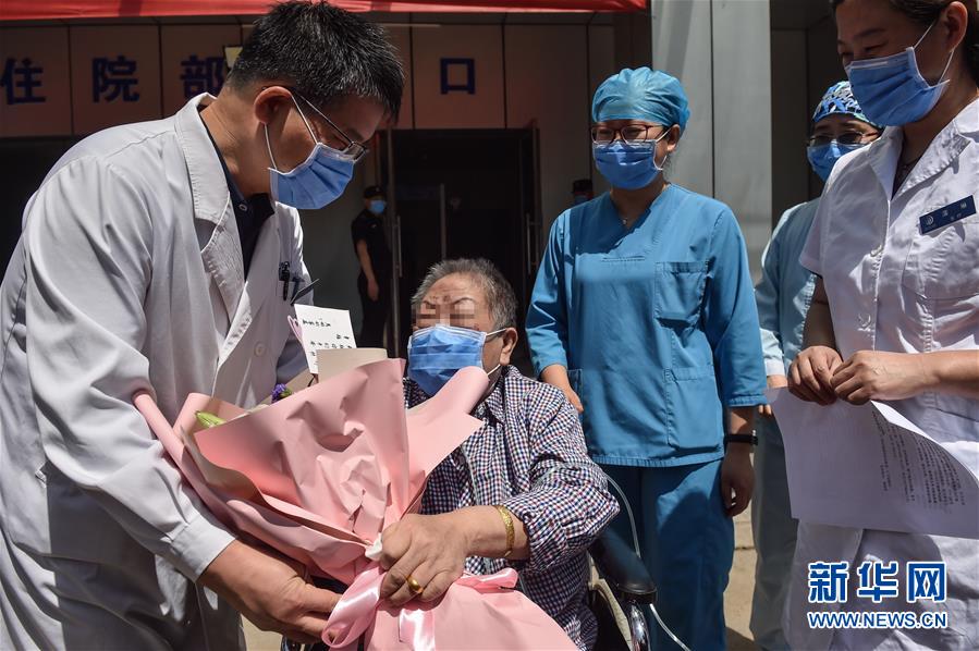 （新華全媒頭條·圖文互動(dòng)）（1）“始終把人民群眾生命安全和身體健康放在第一位”——中國(guó)抗疫彰顯“生命至上、人民至上”理念