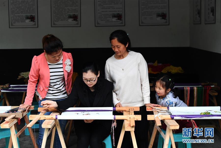 （兩會(huì)人物·圖文互動(dòng)）（1）帶娃、賺錢兩不誤——一位農(nóng)民工代表眼中的脫貧新工作