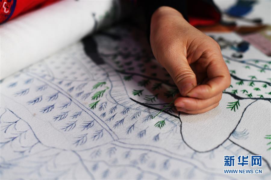 （兩會(huì)人物·圖文互動(dòng)）（2）帶娃、賺錢兩不誤——一位農(nóng)民工代表眼中的脫貧新工作